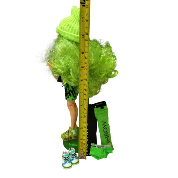 Rainbow High Series 1 Jade Hunter Green Fashion Doll with Stand and Extra Pieces - Picture 7 of 9